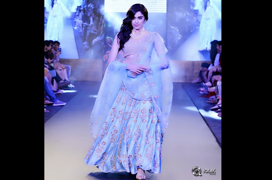 Adah-Sharma-Ramp-Walk-at-Gionee-IBFW